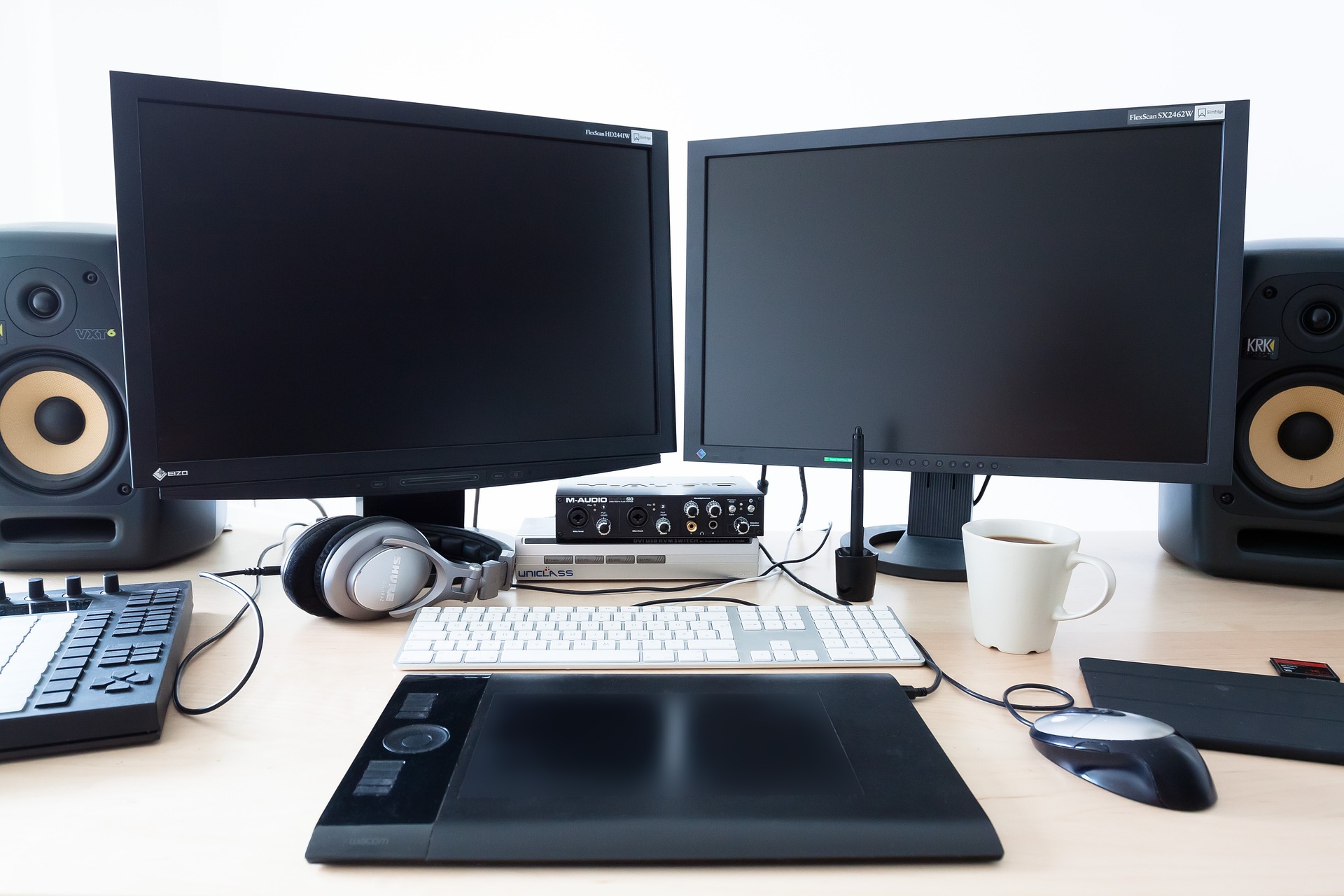 Bilden visar datorutrustning ansluten med thunderbolt kablar och USB-C kablar och USB-C dockningsstation