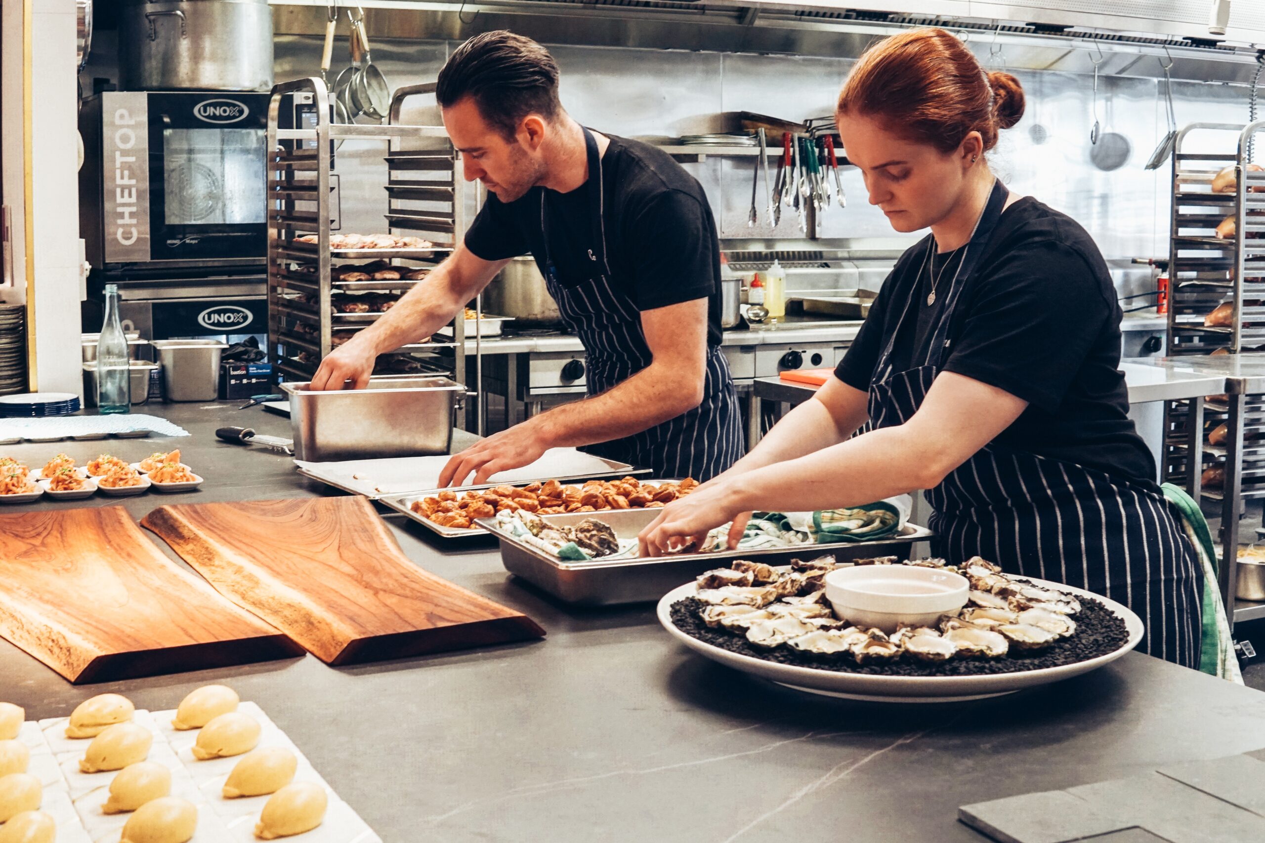 Bilden visar ett restaurangkök. Nu kan du enkelt hitta rätt storköksutrustning och köksutrustning som rostfri inredning och restaurangmaskiner.