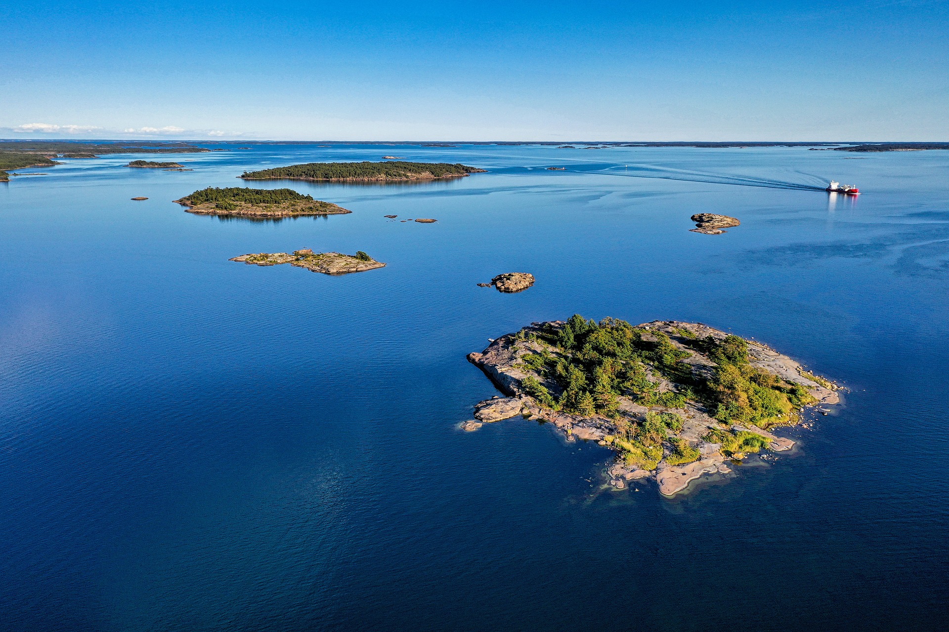 Bilden visar skärgården. Med skärgårdsflytt och öfrakt samt återvinning på sjön och i skärgården, kan du nu enkelt få hjälp med sjötransporter och skärgårdsflytten.