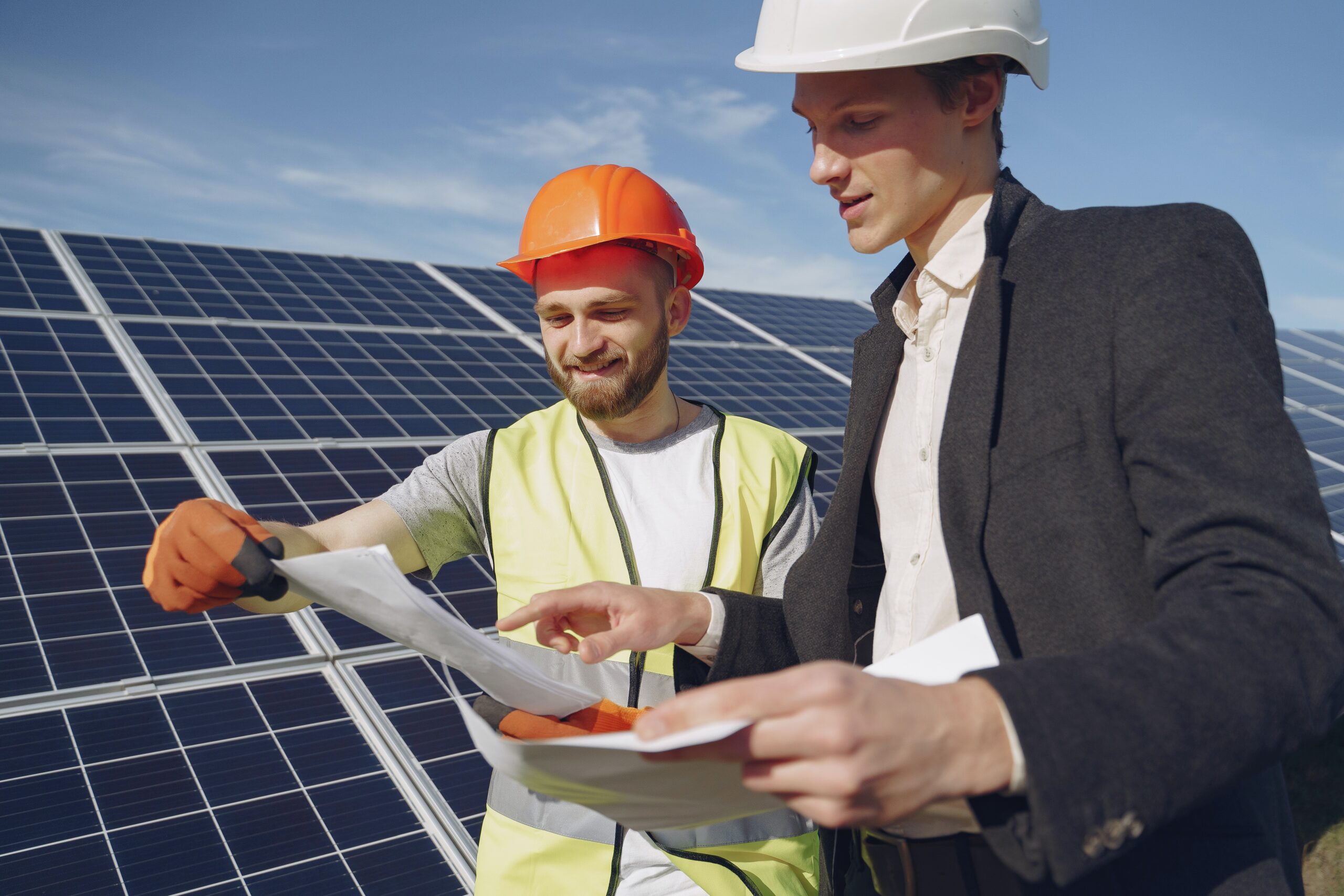 Bilden visare en takläggare som installerar solceller. Du kan installera solceller i Varberg, Kungsbacka, Halmstad, Borås och Falkenberg och få hjälp med takbytet samtidigt.